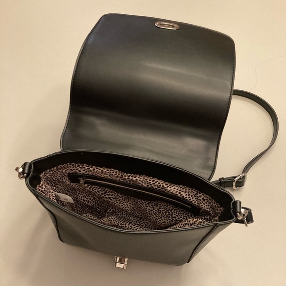 A black leather cross body bag - Picture 4 of 5